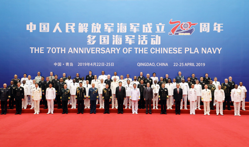 4月23日上午,国家主席、中央军委主席习近平在青岛集体会见应邀出席中国人民解放军海军成立70周年多国海军活动的外方代表团团长,代表中国政府和军队向出席活动的各国海军官兵表示热烈欢迎。图为会见前,习近平同应邀出席中国人民解放军海军成立70周年多国海军活动的外方代表团团长合影。