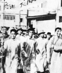 “一二·九”运动中,正在游行示威的人群。