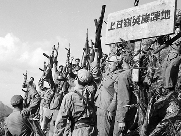 △1953年7月,守卫上甘岭的志愿军将士听到停战消息后为胜利而欢呼。