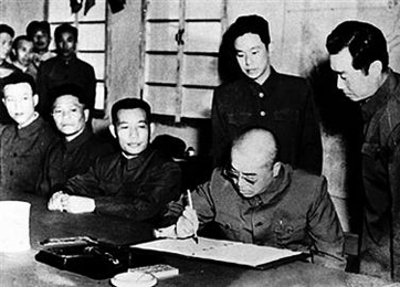 △1953年7月27日,彭德怀在朝鲜停战协定上签字。