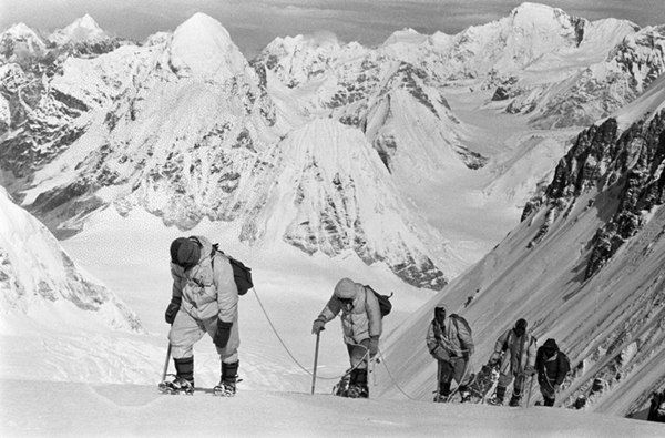 △1960年5月,中国登山队队员在海拔7150米的冰雪坡上行进。
