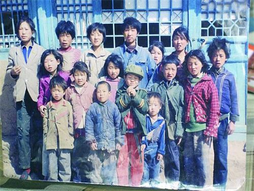△“希望工程”受捐第一人张胜利(后排左四)接受“希望工程”资助时与小伙伴合影