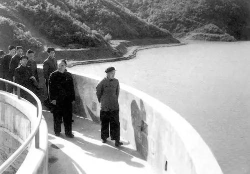 △1958年4月,朱德视察佛子岭水库连拱坝