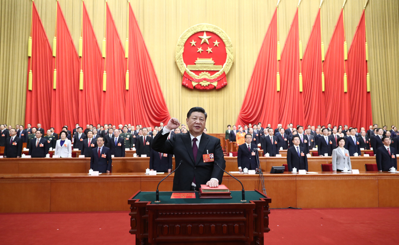 2018年3月17日,十三届全国人大一次会议在北京人民大会堂举行第五次全体会议。习近平当选中华人民共和国主席、中华人民共和国中央军事委员会主席。这是习近平进行宪法宣誓。