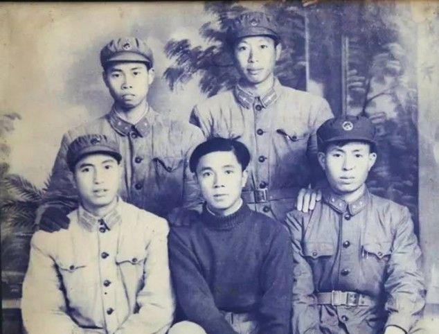 欧阳海(前排左一)和战友合影