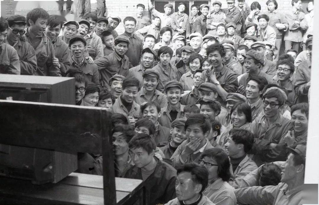 △1981年11月16日,成都职工观看中国女排夺冠电视节目