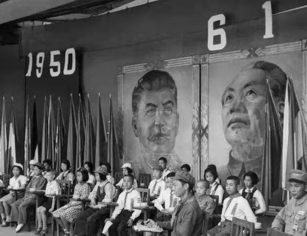 △1950年6月1日,北京中山公园音乐堂,社会各界人士庆祝新中国成立后的第一个儿童节。