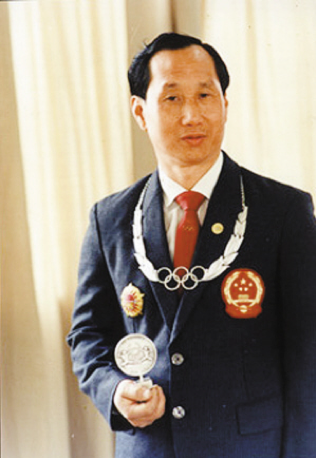 △1987年5月,国际奥委会授予陈镜开奥林匹克银质勋章,这是中国运动员第一次获此殊荣。