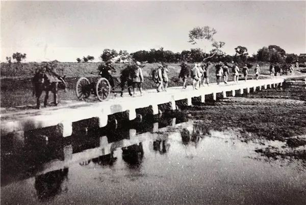 △1949年6月2日,人民解放军通过流亭桥,进入青岛市区