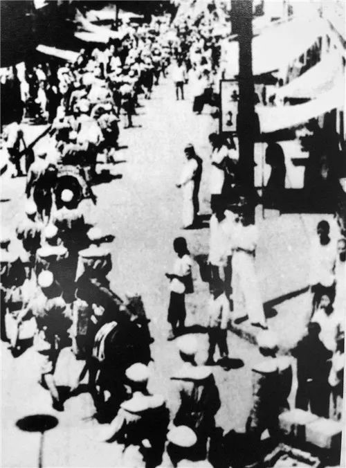 △人民解放军进入青岛市区,1949年6月2日12时许,青岛解放。