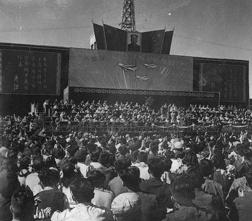 △1956年9月10日,庆祝新型喷气式飞机(歼-5)制造成功大会召开