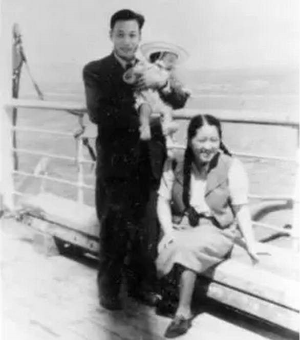 △1948年夏天,钱三强与妻子何泽慧抱着半岁的女儿乘船回国