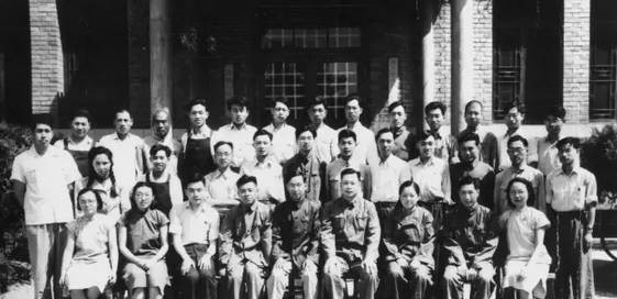△1951年近代物理研究所全体人员。前排左起:胡文琦、肖振熹、邓稼先、彭桓武、赵忠尧、钱三强、何泽慧、肖健、王素铭。