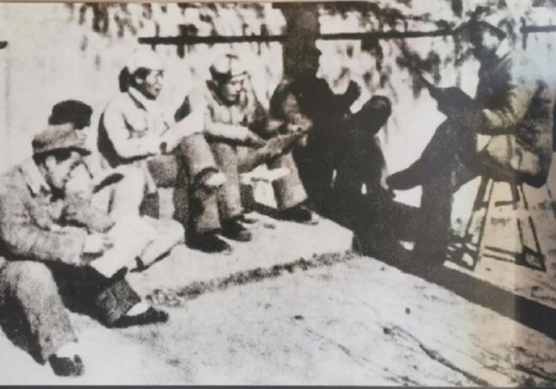 马可给鲁艺音乐系学员讲课(1942年)
