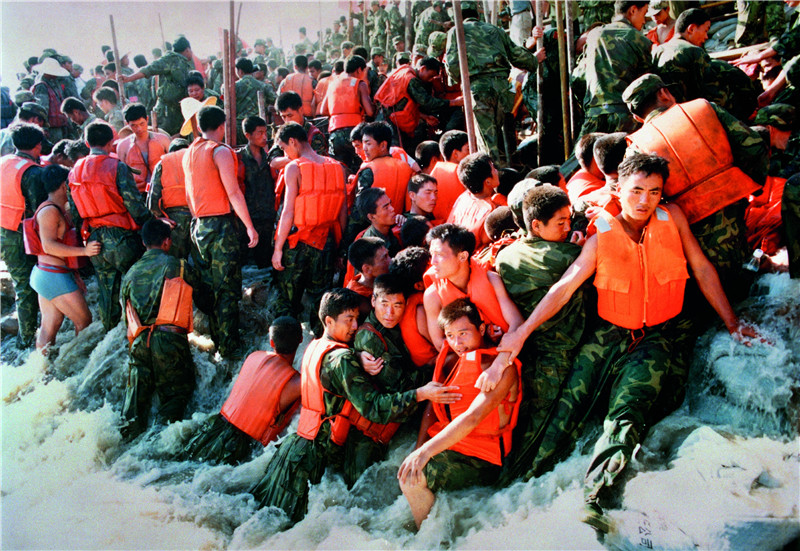 △1998年夏,人民子弟兵在江西九江奋力抗洪抢险,誓死保卫长江大堤