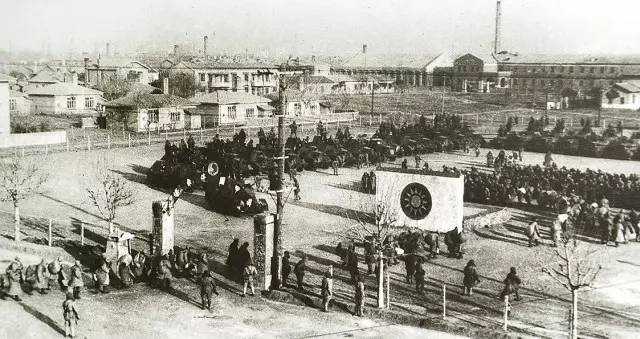△1948年11月2日,东北野战军解放沈阳。图为国民党军特种兵部队集体向解放军投降。