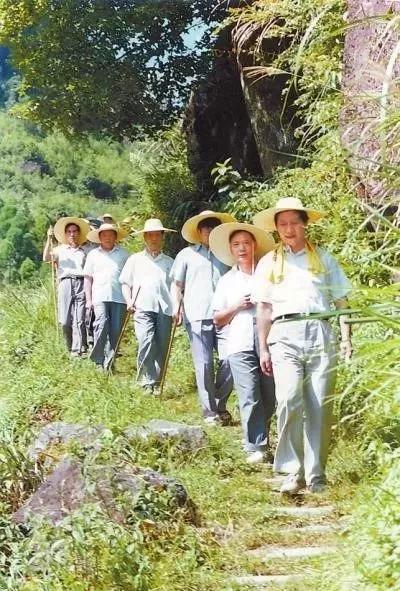1989年7月，习近平与地、县领导在福建省寿宁县山村。图片来源：图书《摆脱贫困》