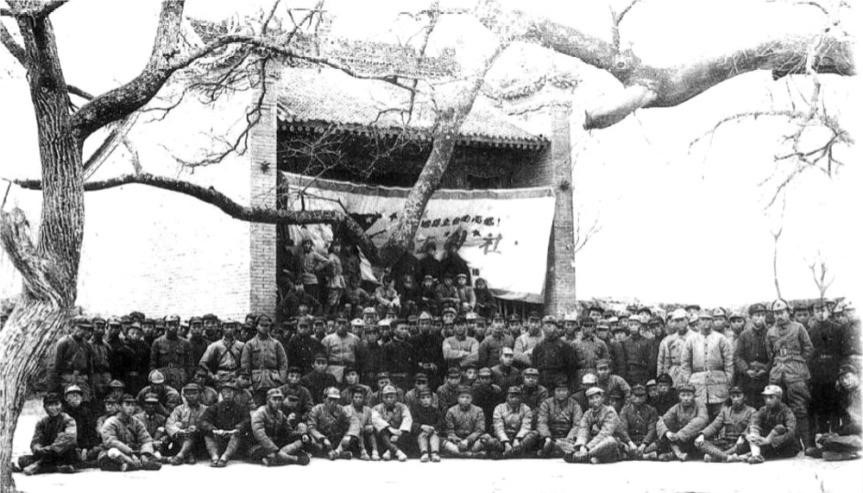 △红一、二、四方面军团以上干部于1936年在甘肃省宫和镇合影。第一排坐者右起:1.聂荣臻 6.萧克 7.罗炳辉 8.徐海东;第二排蹲者右起:6.杨尚昆 7.杨成武 15.萧华;第三排站着右起:3.任弼时 10.陈赓