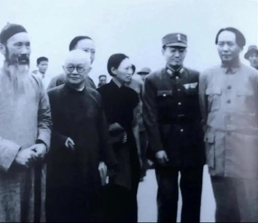 △1945年10月,重庆谈判后,毛泽东返回延安,张澜(左一)与邵力子(左二)、郭沫若(左三)、傅学文(左四)、张治中(左五)等人到机场欢送。