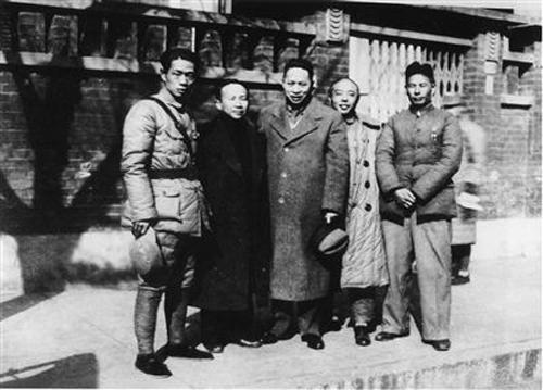 △1937年12月,新四军军部领导人在武汉合影,左起周子昆、张云逸、叶挺、项英、曾山。