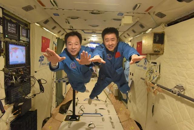 神舟十一号航天员景海鹏、陈冬进驻天宫二号,首次实现我国航天员中期在轨驻留