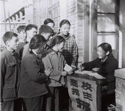 1977年恢复高考,南京西岗果牧场的知青在报名高考。
