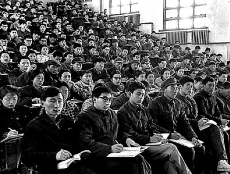 1979年,清华大学77级学生在上课。