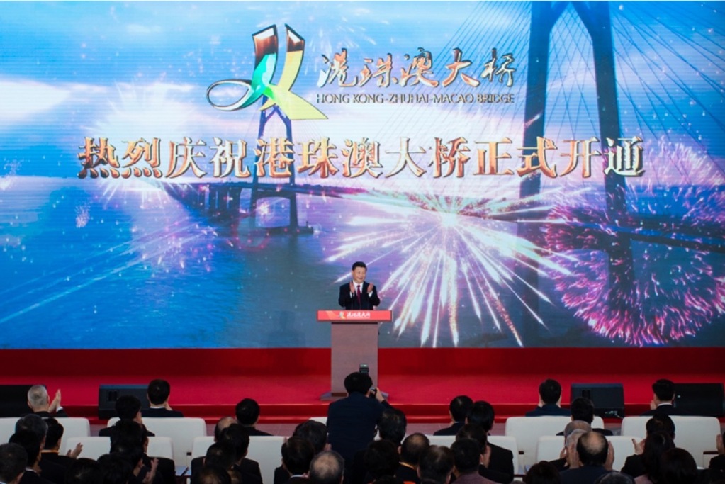 2018年10月23日上午,港珠澳大桥开通仪式在广东省珠海市举行。中共中央总书记、国家主席、中央军委主席习近平出席仪式,宣布大桥正式开通并巡览大桥。