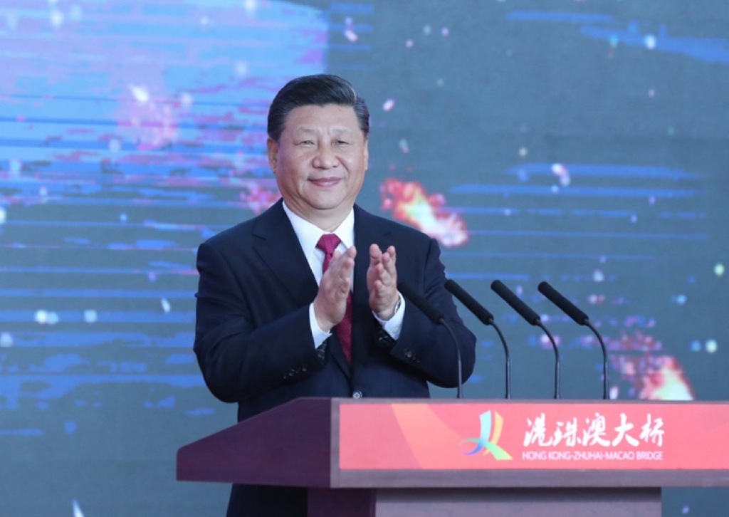 2018年10月23日上午,港珠澳大桥开通仪式在广东省珠海市举行。中共中央总书记、国家主席、中央军委主席习近平出席仪式,宣布大桥正式开通并巡览大桥。