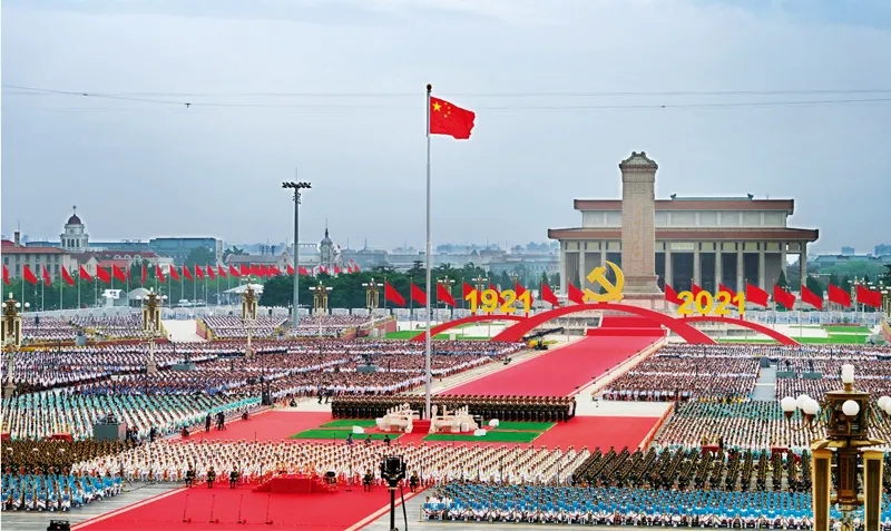2021年7月1日上午,庆祝中国共产党成立100周年大会在北京天安门广场隆重举行。习近平总书记在大会上庄严宣告,我们实现了全面建成小康社会的第一个百年奋斗目标。图为庆祝大会现场。李舸/摄
