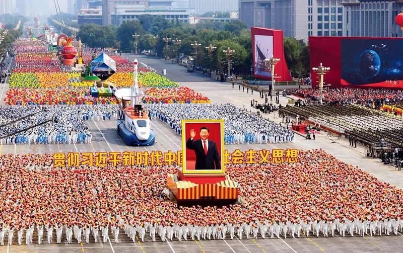 中国特色社会主义进入新时代,我们比历史上任何时期都更接近、更有信心和能力实现中华民族伟大复兴的目标。2019年10月1日,庆祝新中国成立70周年大会在北京天安门广场隆重举行,这是“伟大复兴”方阵(前)。新华社记者 申宏/摄
