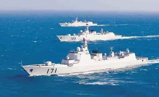 2008年12月26日,由武汉号导弹驱逐舰、海口号导弹驱逐舰和微山湖号综合补给舰组成的中国海军舰艇编队从海南三亚启航,赴亚丁湾、索马里海域执行护航任务。