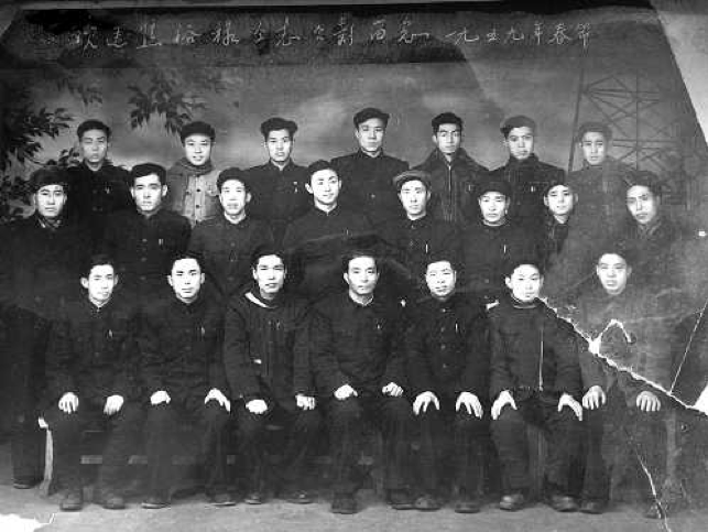 △1959年,焦裕禄与一金工车间的部分工友合影留念(前排左四为焦裕禄)