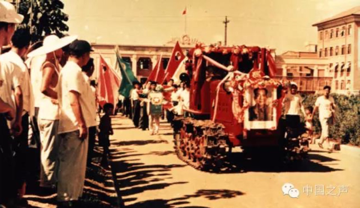 △1958年7月20日,新中国的第一台“东方红”拖拉机开出厂房