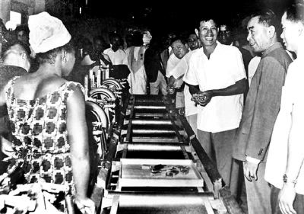△1964年1月,周总理在访问几内亚时参观中国援建的卷烟厂和火柴厂