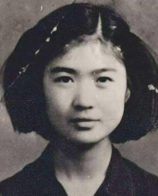 刘胡兰的二妹刘爱兰,外貌神情和姐姐非常相似