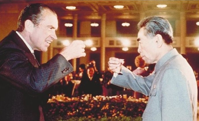 △1972年2月21日,周恩来总理和尼克松总统在欢迎晚宴上举杯