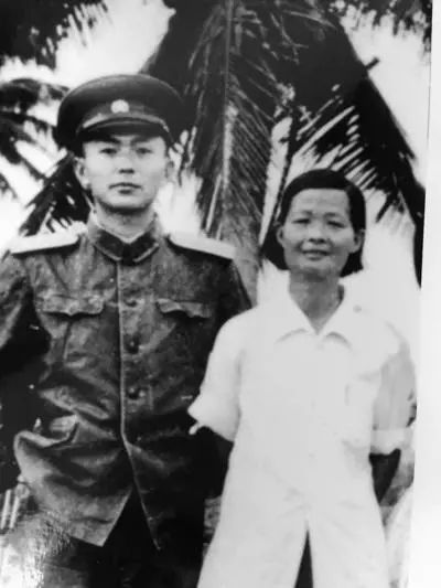 △1956年,报告文学《红色娘子军》的作者刘文韶与当年娘子军战士冯增敏