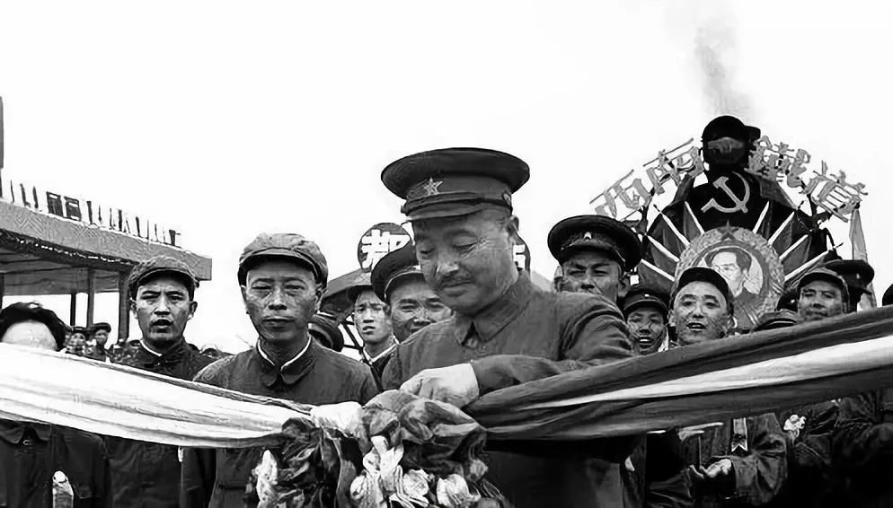 △1952年7月1日,贺龙在成都为成渝铁路全线通车剪彩