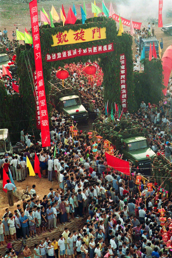 1998年夏,全国上下众志成城,军民干群团结一心,在中华大地谱写了一出威武雄壮的抗洪壮歌。这是解放军济南军区某部官兵跳入洪水中在荆江大堤险段抢险(资料照片)。新华社发