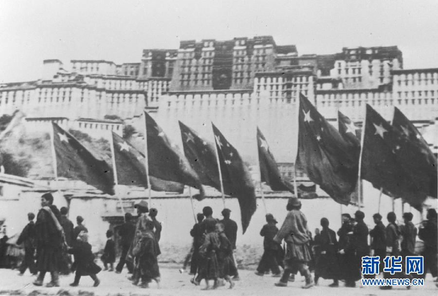 1951年10月26日,西藏地方政府为人民解放军举行了隆重的入城式,拉萨古城飘扬着五星红旗。西藏地方自古就是中国版图的组成部分。1840年鸦片战争以来开始遭到帝国主义列强的侵略。西藏和平解放前夕,西藏地方政府的权力掌握在亲英分裂势力手里。为粉碎帝国主义制造“西藏独立”的阴谋,完成对全国大陆的解放,1950年1月初,中共中央作出进军西藏的决策。同时,为避免伤害藏民族感情,更有利于民族团结,党中央确定了争取和平解放西藏的方针。但是被分裂势力控制的西藏地方当局拖延谈判,并企图以武力阻挠人民解放军进入西藏。10月,人民解放军解放昌都,沉重打击了分裂势力,打开了人民解放军进军西藏的门户,为和平解决西藏问题铺平了道路。1951年4月,西藏地方政府派代表团抵达北京。5月23日,正式签署《中央人民政府和西藏地方政府关于和平解放西藏办法的协议》。10月24日,第十四世达赖喇嘛致电毛泽东主席,表示拥护协议,并在中央人民政府领导下,积极协助进藏部队,巩固国防,驱逐帝国主义在西藏的势力,保卫祖国领土主权的统一。西藏的和平解放,粉碎了帝国主义及西藏上层少数分裂主义分子策划“西藏独立”的迷梦,使西藏摆脱了帝国主义侵略势力的羁绊,捍卫了国家的主权和领土完整,为逐步废除西藏封建农奴制度、实现藏民族的新生奠定了基础。西藏的和平解放,是西藏从黑暗走向光明,从分离走向团结,从落后走向进步的重要转折点,西藏从此进入崭新的历史发展时期。这是中国共产党民族政策的重大胜利。新华社发