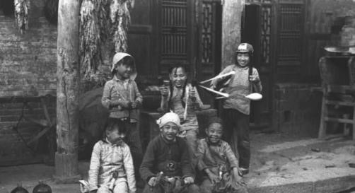 △1922年9月11日,中国少年先锋队第一个先期组织——安源儿童团成立,安源儿童团团员在接受教育的过程中也参与实际的革命斗争。