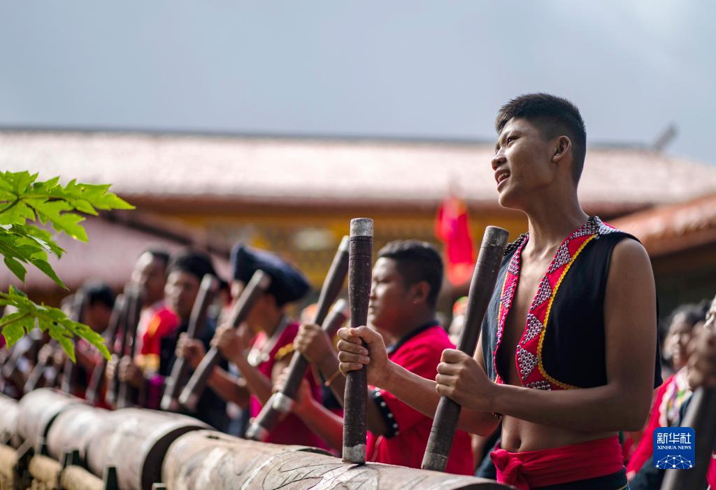 云南省沧源佤族自治县班洪乡班洪村的佤族群众身穿节日盛装，敲响佤族木鼓（8月20日摄）。新华社记者 江文耀 摄